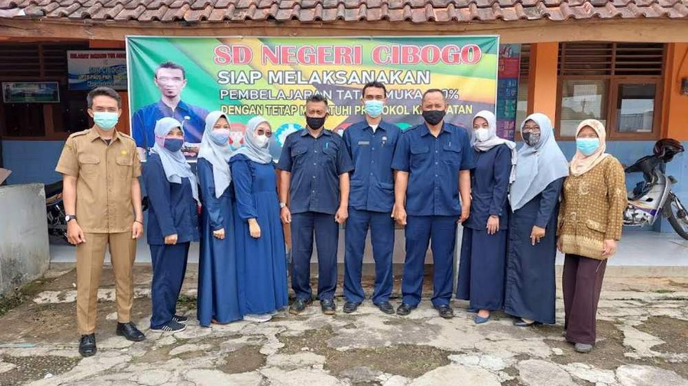Guru pengajar SD Negeri Cibogo Kecamatan Ganeas