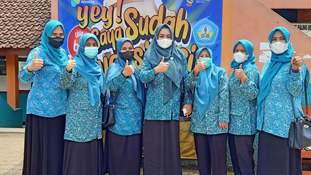 Sebagian guru pengajar SD Negeri Bangkir Kecamatan Cimanggung