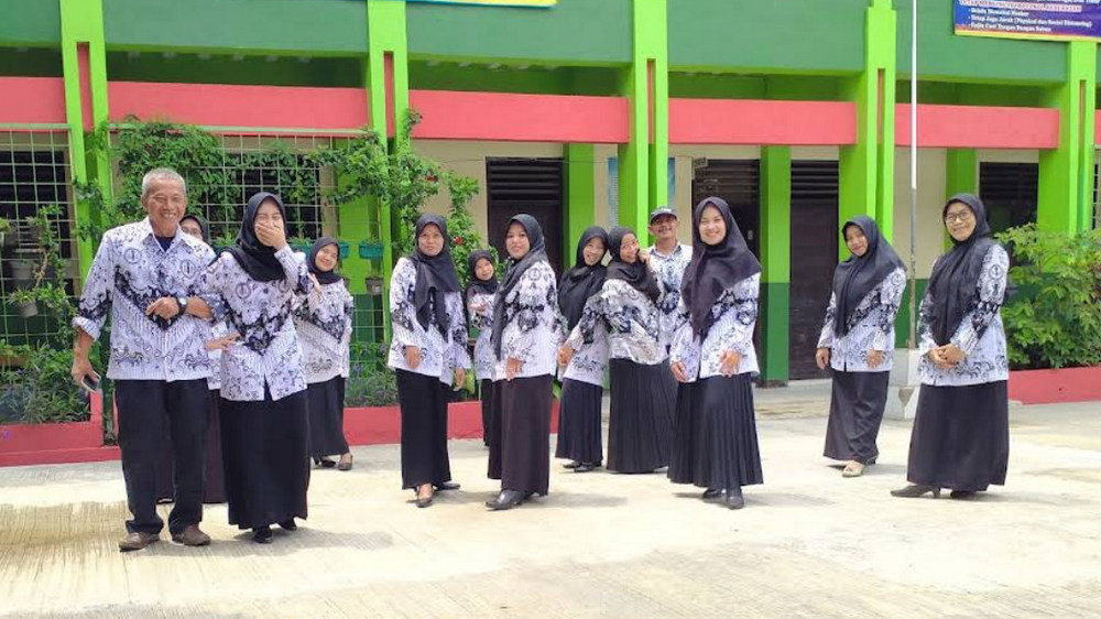 Guru pengajar SD Negeri Parakanmuncang II Kecamatan Cimanggung