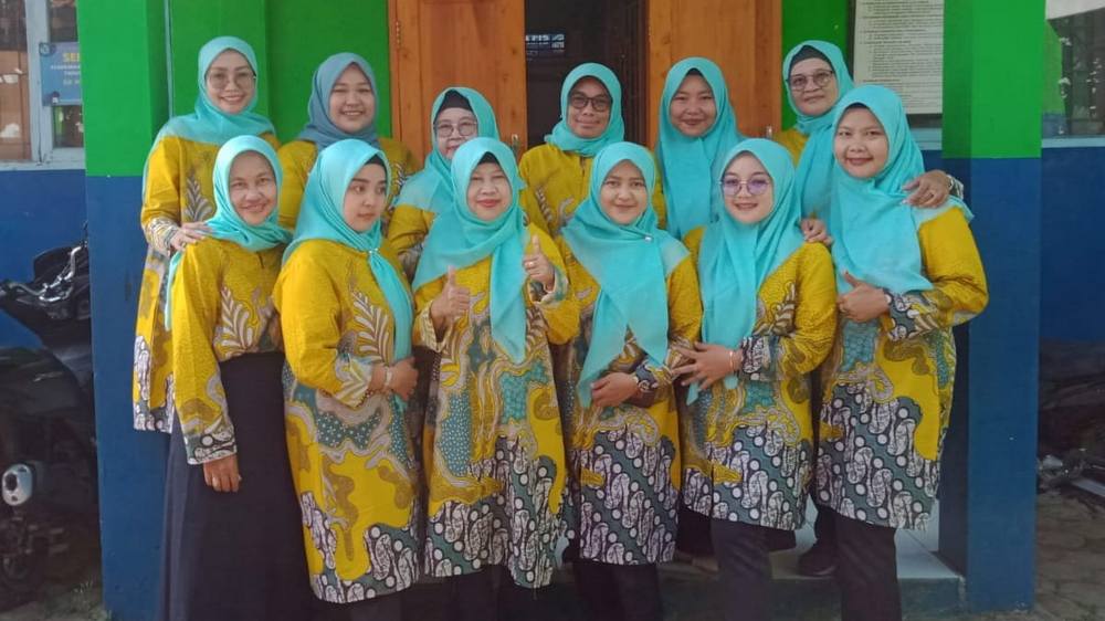 Guru pengajar SD Negeri Cipareuag Kecamatan Cimanggung