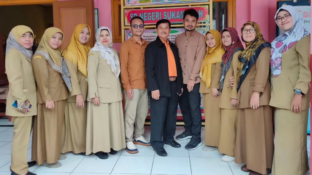 Guru pengajar SD Negeri Sukamanah Kecamatan Sumedang Selatan