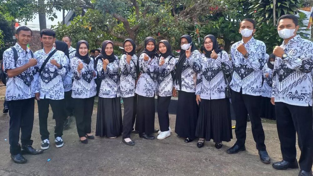 Guru pengajar SD Negeri Cileutik Kecamatan Tanjungsari