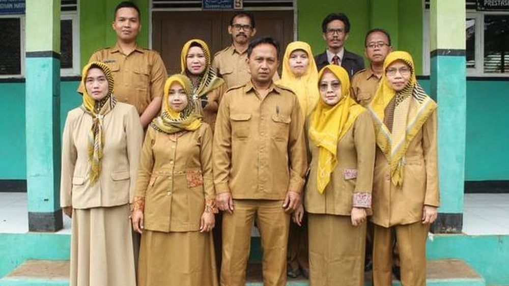 Guru pengajar MTs Ma'arif Sukanagara