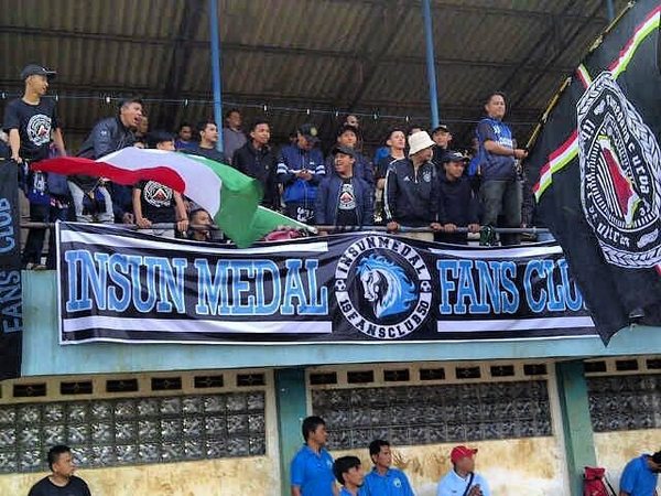Anggota Insun Medal Fans Club mendukung Perses Sumedang