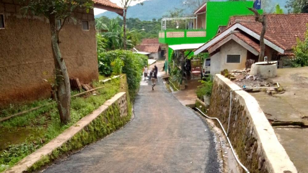 Jalan di Kampung Cikandangkeusal Desa Raharja