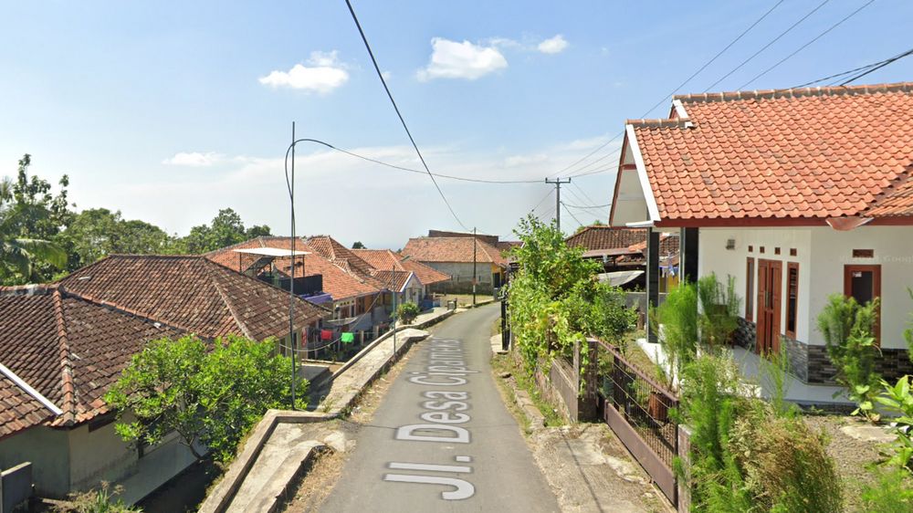 Akses jalan di Kampung Cigalumpit Desa Cipamekar