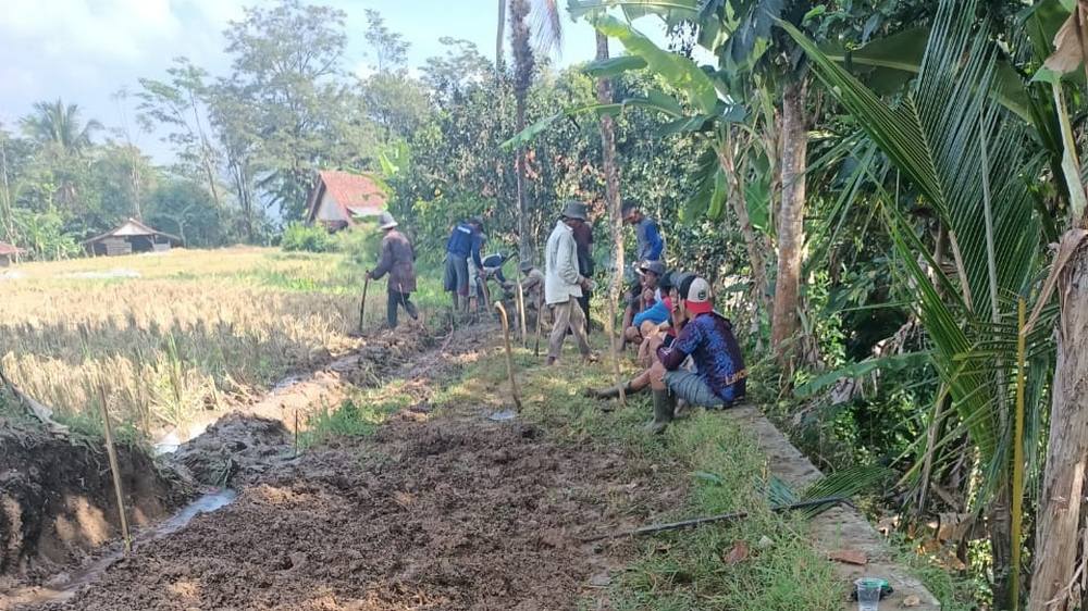 Pembuatan badan jalan Kampung Babakanakung