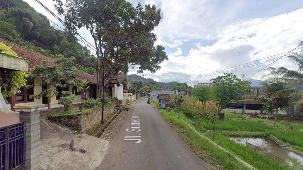 Jalan di Kampung Dangdeur Desa Baginda