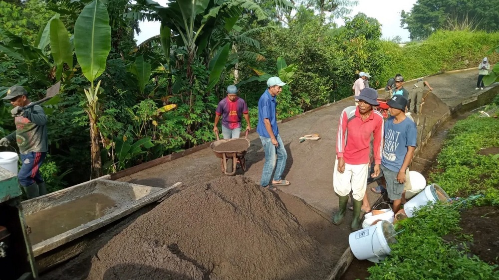 Perbaikan jalan Kampung Sindangsari Desa Cibeureum Wetan