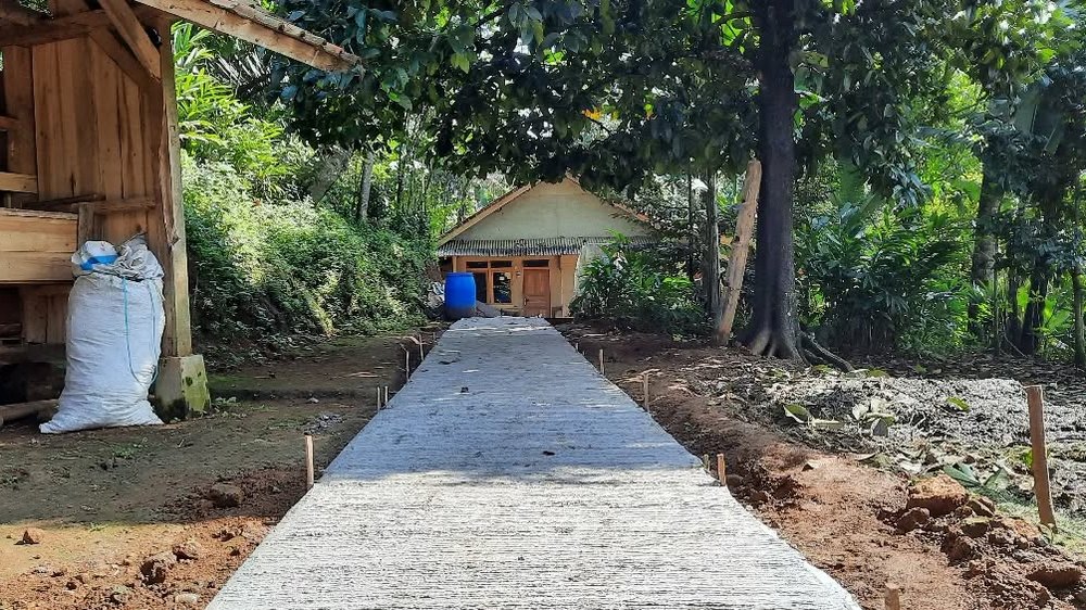 Jalan gang di Kampung Paseh Desa Cibungur