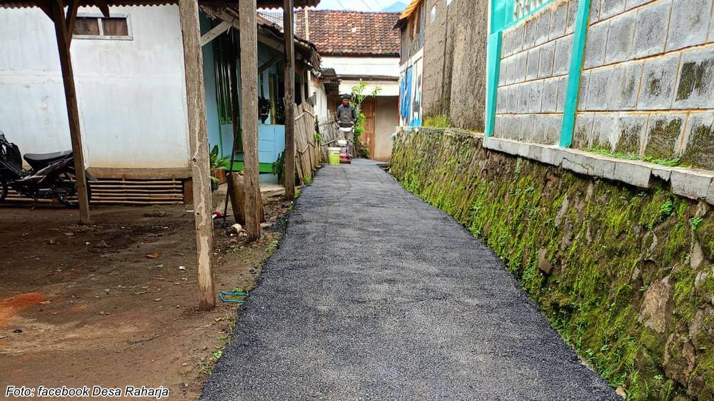 Jalan gang di Kampung Cikandang Desa Raharja