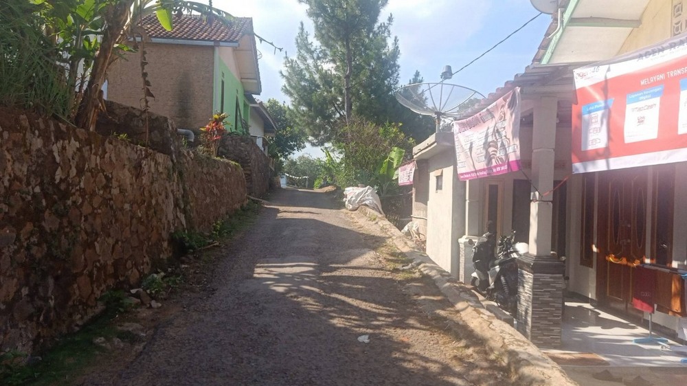Jalan di Kampung Cikohkol Desa Cigendel