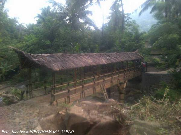Jembatan bambu melintasi Sungai Cijaweu