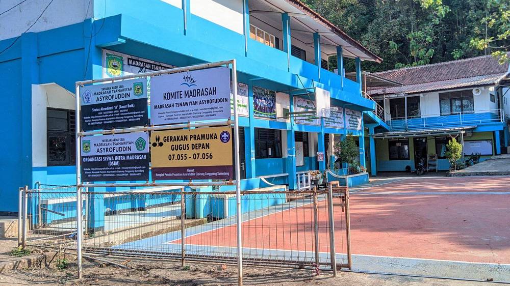 Kampus MTs Asyrofuddin Conggeang