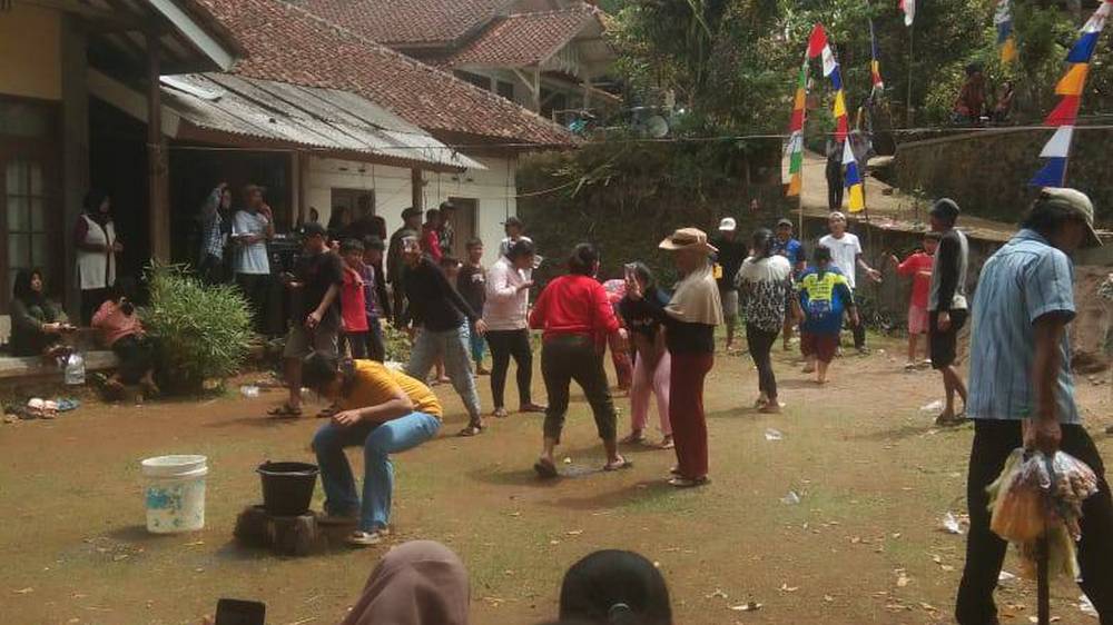 Kegiatan warga Kampung Babakandago Desa Cibunar