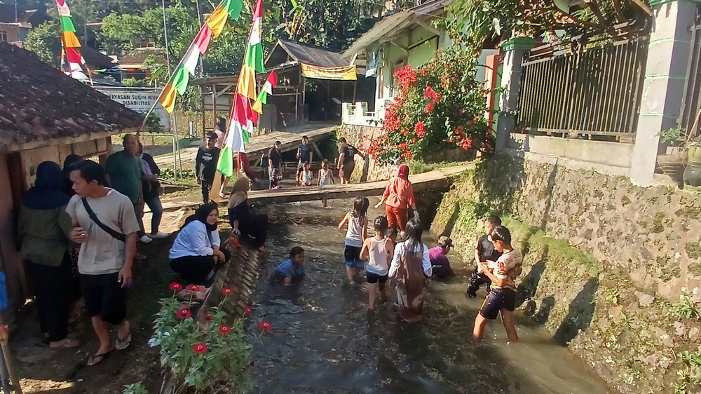 Kegiatan warga Kampung Pasiramis Desa Margamukti