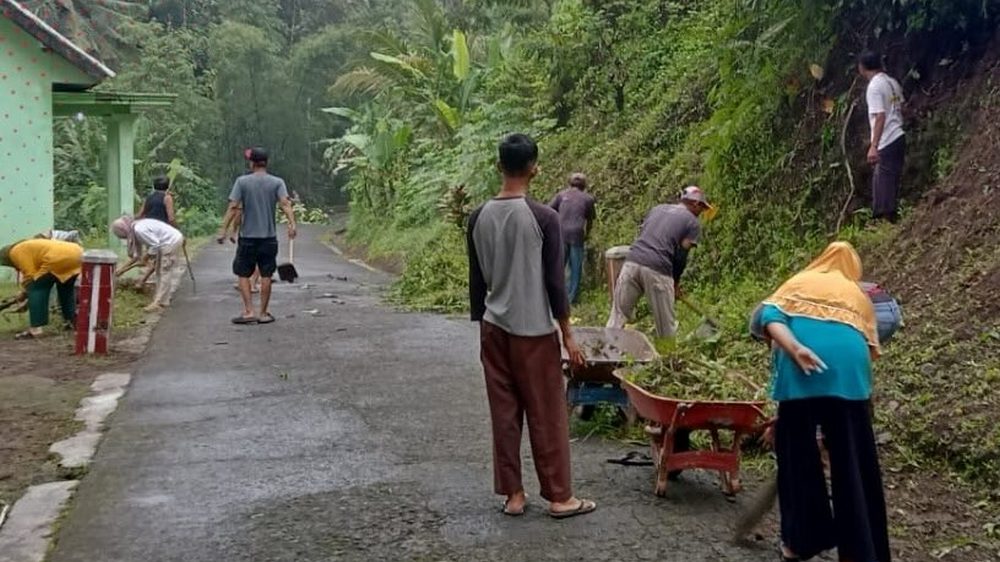 Kerja bakti Kampung Sukamulya Desa Cibeureum Wetan