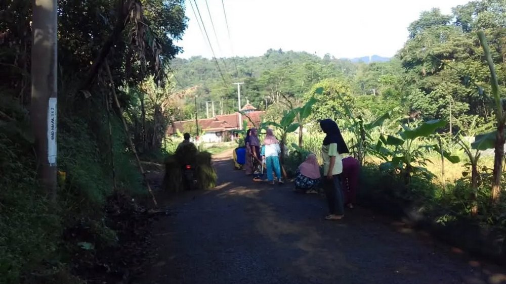 Kerja bakti di Kampung Pagadungan Desa Cibungur