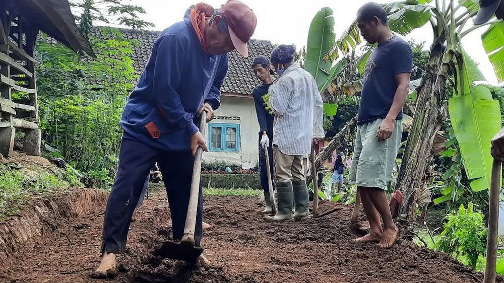Kerja bakti di Kampung Paseh Desa Cibungur