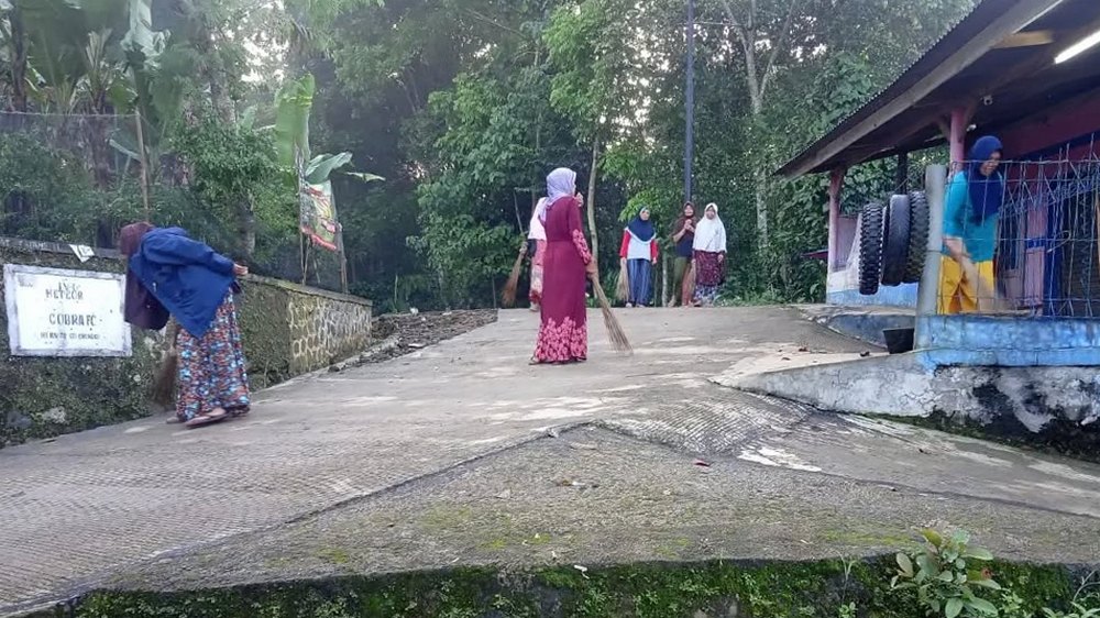 Kerja bakti warga Kampung Cinungku Desa Cibungur