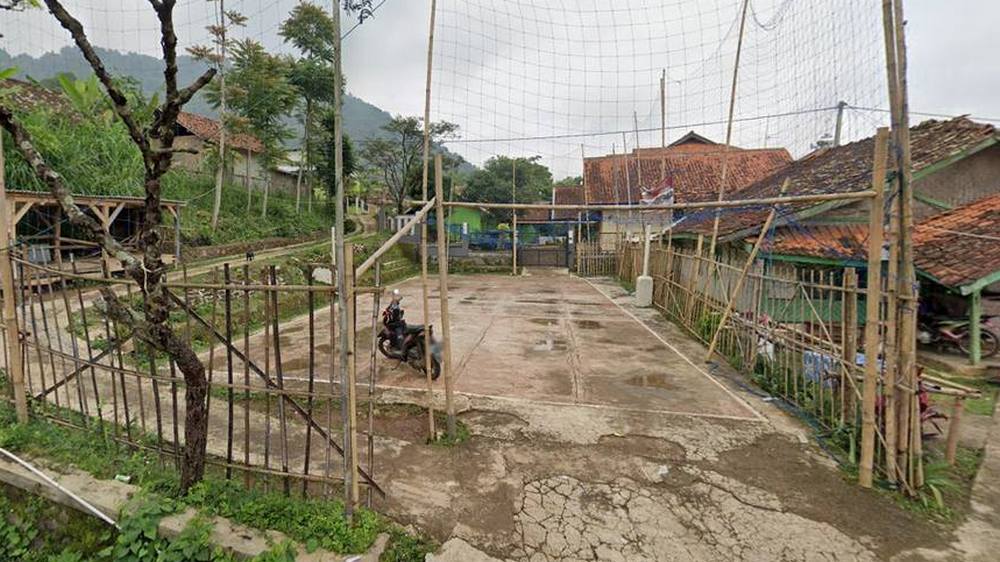 Lapang bola voli Kampung Cibenda Desa Raharja