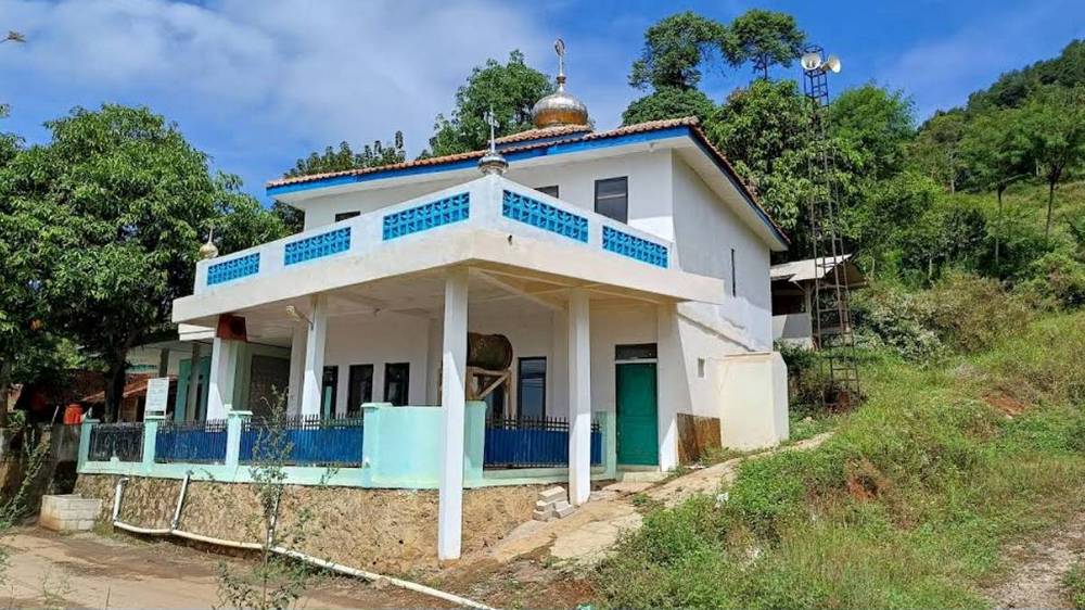 Masjid di Kampung Cibenda Desa Raharja