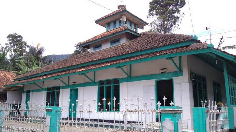 Masjid di Kampung Gombong Desa Cijambu