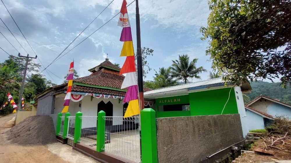 Masjid di Kampung Cimacan Kiara Desa Pamekaran