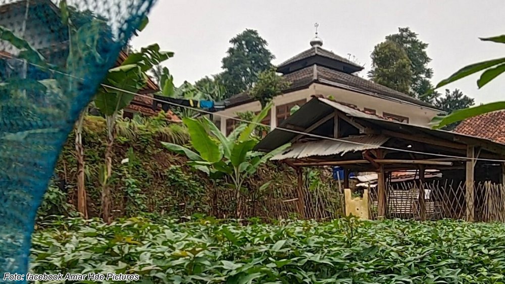Masjid di Kampung Cikadongdong Desa Sukahayu