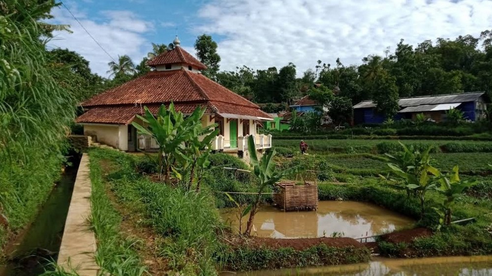 Masjid di Kampung Pasirhuni Desa Sukawangi