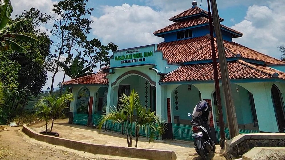 Masjid di Kampung Sukamaju Desa Sukawangi