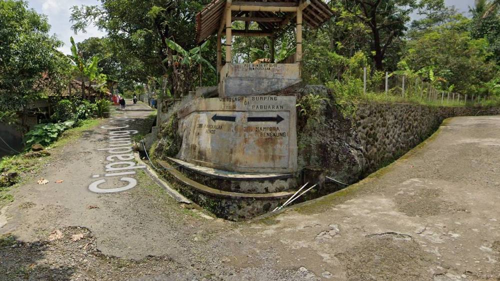 Pertigaan di Kampung Pabuaran Desa Awilega