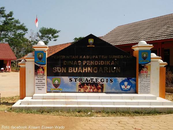 Papan nama SD Negeri Buahngariung