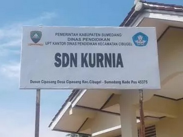 Papan nama di SD Negeri Kurnia