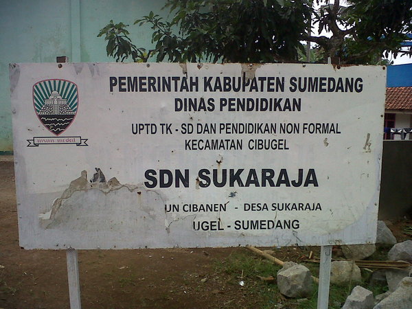 Papan nama di SD Negeri Sukaraja