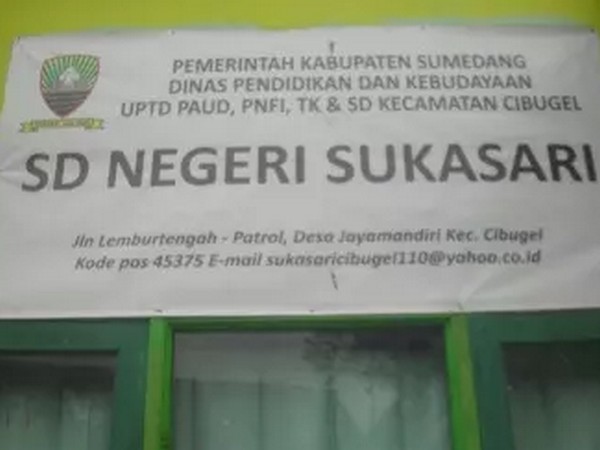 Papan nama di SD Negeri Sukasari Cibugel