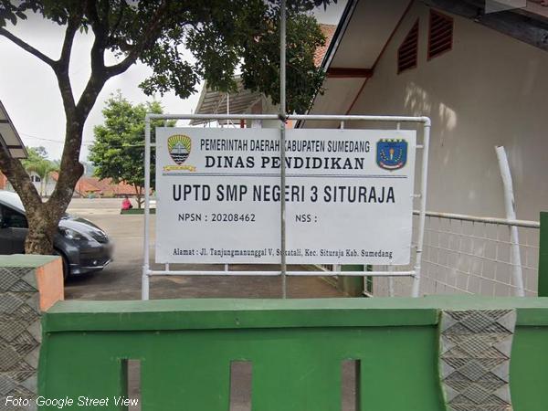 Papan nama SMP Negeri 3 Situraja