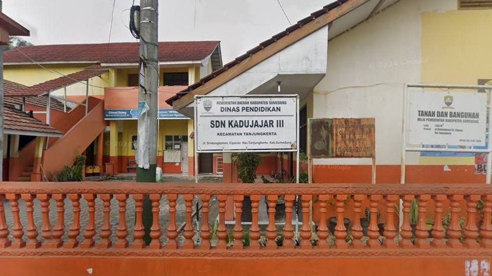 Papan nama SD Negeri Kadujajar III Tanjungkerta