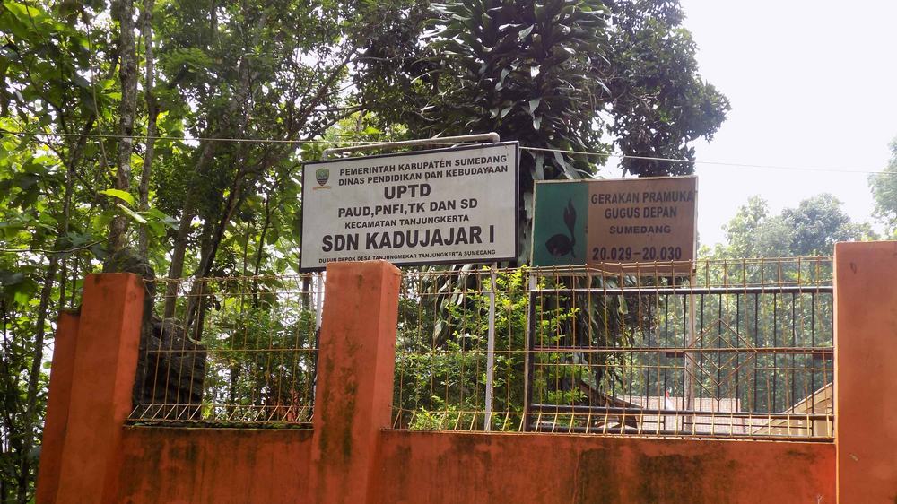 Papan nama SD Negeri Kadujajar I Tanjungkerta