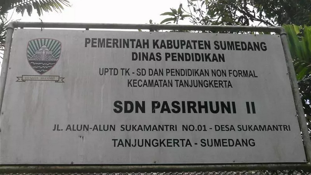 Papan nama SD Negeri Pasirhuni II Kecamatan Tanjungkerta
