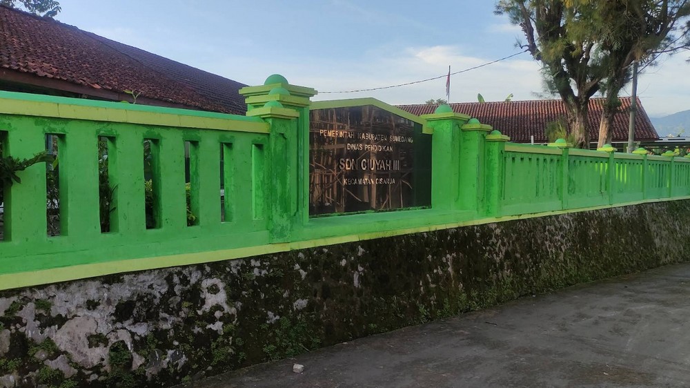 Papan nama SD Negeri Ciuyah III Kecamatan Cisarua