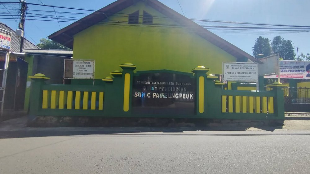 Papan nama SD Negeri Cipameungpeuk Sumedang Selatan