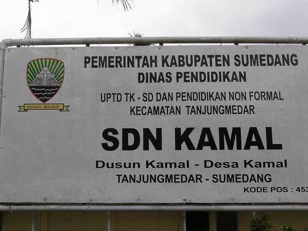 Papan nama sekolah SD Negeri Kamal