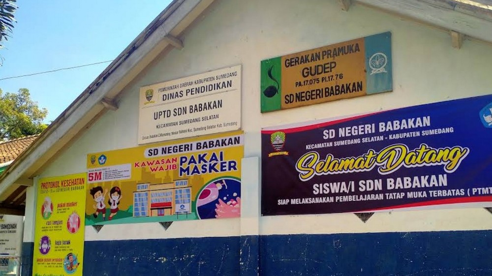 Papan nama SD Negeri Babakan Sumedang Selatan