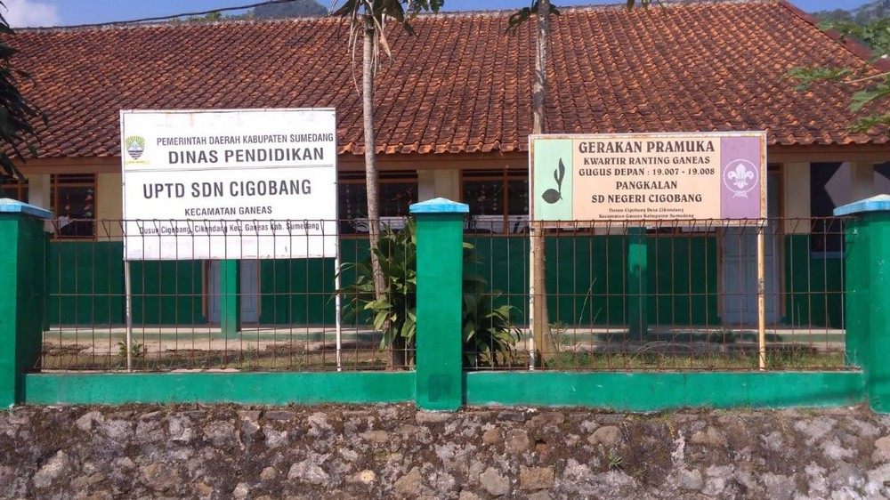 Papan nama SD Negeri Cigobang Kecamatan Ganeas
