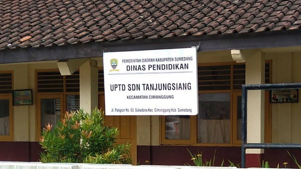 Papan nama SD Negeri Tanjungsiang Kecamatan Cimanggung