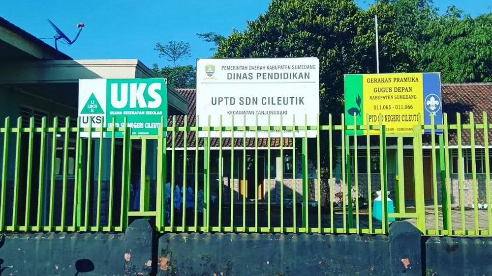 Papan nama SD Negeri Cileutik Kecamatan Tanjungsari
