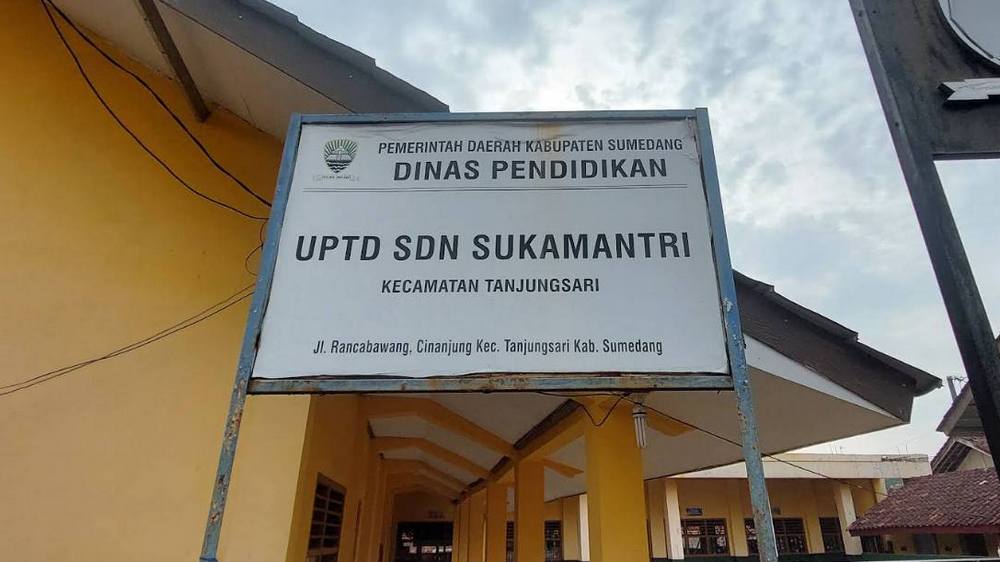 Papan nama SD Negeri Sukamantri Kecamatan Tanjungsari
