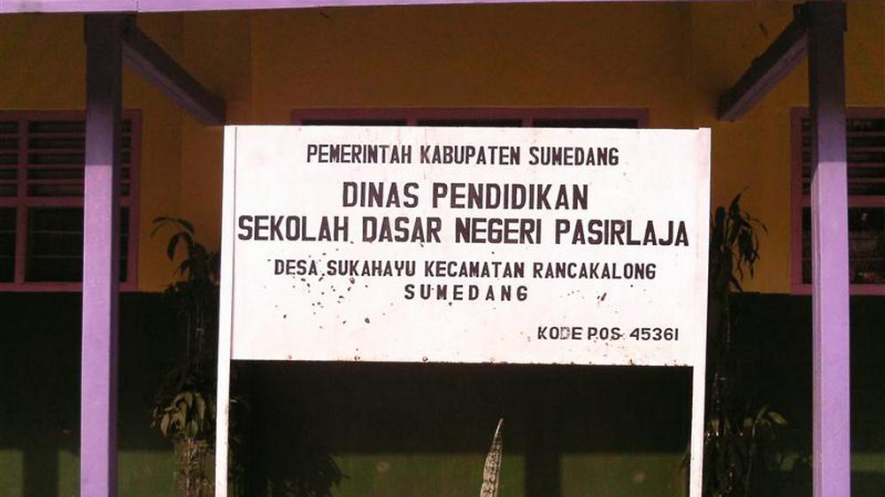 Papan nama SD Negeri Pasirlaja Kecamatan Rancakalong