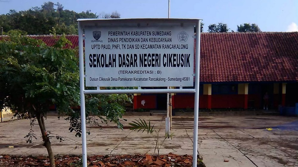 Papan nama SD Negeri Cikeusik Kecamatan Rancakalong